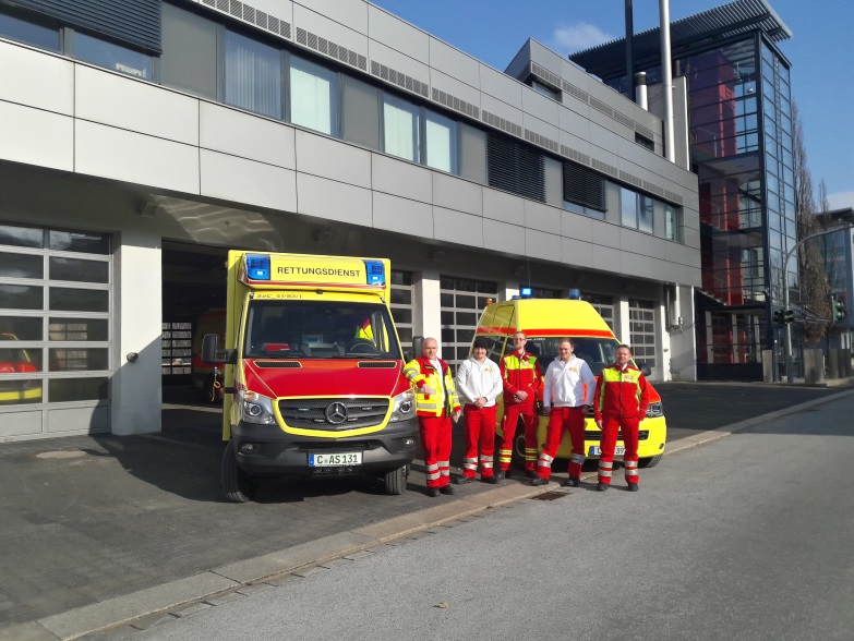 Ansicht derDie Rettungswache Chemnitz mit Rettungswagen und Krankentransportwagen mit Besatzungen